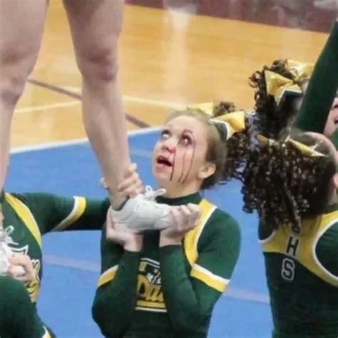 Hilarious Cheerleading Fails That Will Make You Look。